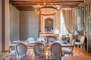 Maisons de vacances Manoir d-Exception - 20 Personnes - Piscine, Baby-Foot & Tapis de Course : photos des chambres
