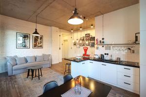 Chic Abanotubani Apt - By Wehost