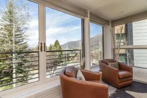 Ski-in Ski-out! Renovated 3BR w AC & Stunning Views!