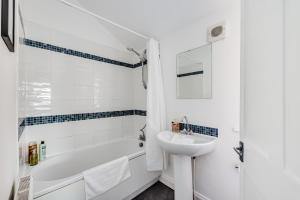 Charming House in Prime Location - Sleeps 7 - Free Parking, Fast WiFi, Smart TV with Netflix and Virgin TV by Yoko Property