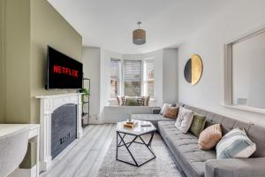 Charming House in Prime Location - Sleeps 7 - Free Parking, Fast WiFi, Smart TV with Netflix and Virgin TV by Yoko Property