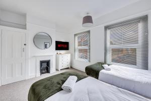 Charming House in Prime Location - Sleeps 7 - Free Parking, Fast WiFi, Smart TV with Netflix and Virgin TV by Yoko Property