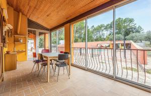 Maisons de vacances Gorgeous Home In Les Arcs-Sur-Argens : photos des chambres