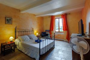 Maisons de vacances Le Guiguet - Mas provencal avec piscine pour 10 : photos des chambres