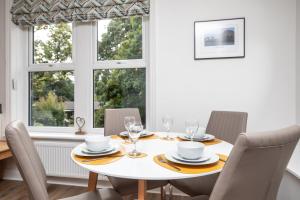 Chic 2-Bed Retreat in the Heart of Oakwood!