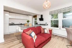 Chic 2-Bed Retreat in the Heart of Oakwood! - Roundhay
