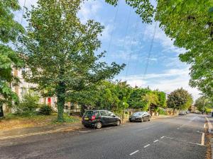 Bright & Cozy East London 1-Bed Flat with garden