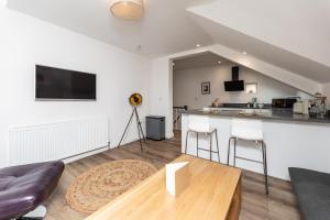 Stylish & Cosy 2-Bed Apartment in Vibrant Oakwood!