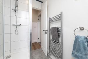 Stylish & Cosy 2-Bed Apartment in Vibrant Oakwood!