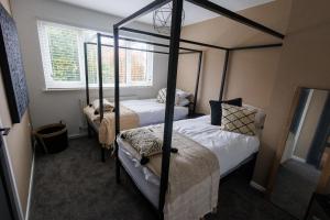 Uber Stylish 3 bedroom home off Road parking near town centre and Bike Park Wales