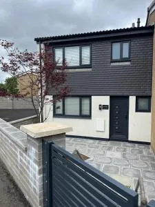 Uber Stylish 3 bedroom home off Road parking near town centre and Bike Park Wales - Merthyr Tydfil