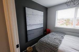 Uber Stylish 3 bedroom home off Road parking near town centre and Bike Park Wales