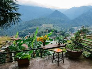 Phòng Gia đình nhìn ra Núi (Family Room with Mountain View)