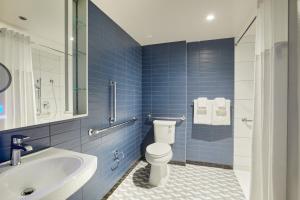 Quadruple Room with Two Queen Beds and Roll-In Shower - Disability Access/Non Smoking room in Hotel RL Washington DC