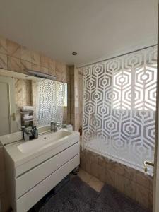 Free parking, private bedroom and bathroom with seaview