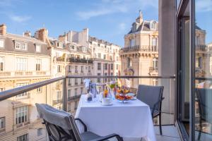Hotels L'Hotel du Collectionneur Paris : Chambre Prestige avec Balcon