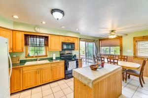 Dog-Friendly Lake George Home 3 Mi to Beach!