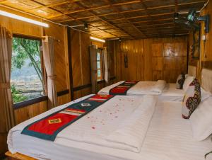 Phòng Gia đình Nhìn ra Vườn (Family Room with Garden View)