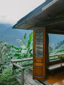 Phòng Gia đình Nhìn ra Vườn (Family Room with Garden View)