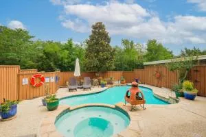 Luxurious Home w Cinema Room & Private Pool - Forney