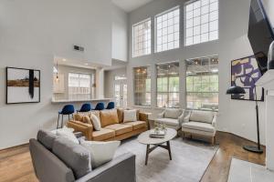 Luxurious Home w Cinema Room & Private Pool