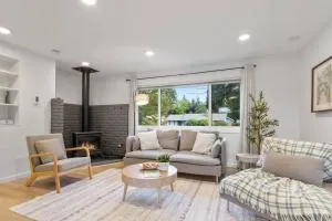 Peaceful Family Retreat Home w Firepit n Grill - 林伍德