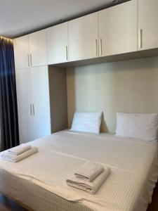 Modern New Apartment near Lake