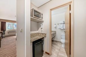 Invermere Inn & Suites