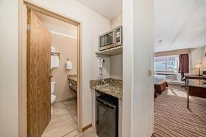 Invermere Inn & Suites