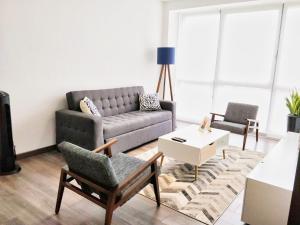 Two Beautiful 1 BR apts, 2 floors apart HS WiFi!