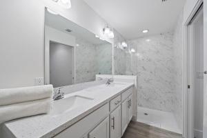 New! Few minutes to Downtown, 10 to the Beach!