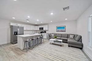 New! Few minutes to Downtown, 10 to the Beach!