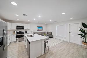New! Few minutes to Downtown, 10 to the Beach!