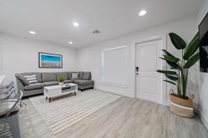 New! Few minutes to Downtown, 10 to the Beach!