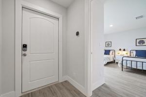 New! Few minutes to Downtown, 10 to the Beach!