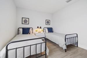 New! Few minutes to Downtown, 10 to the Beach!