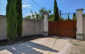 Maisons de vacances 4 Bedroom Awesome Home In Noves : photos des chambres