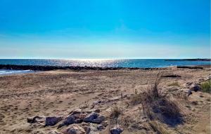 Maisons de vacances 4 Bedroom Awesome Home In Noves : photos des chambres