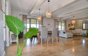 Maisons de vacances 4 Bedroom Awesome Home In Noves : photos des chambres