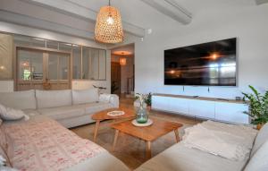 4 Bedroom Awesome Home In Noves