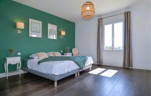 Maisons de vacances 4 Bedroom Awesome Home In Noves : photos des chambres
