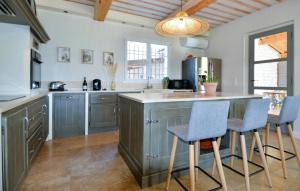 Maisons de vacances 4 Bedroom Awesome Home In Noves : photos des chambres