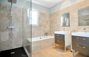 Maisons de vacances 4 Bedroom Awesome Home In Noves : Maison de Vacances 4 Chambres