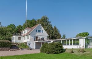 Lovely Home In Båstad With Sauna