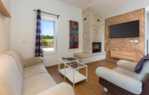 Beautiful Home In Cere