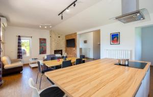 Beautiful Home In Cere