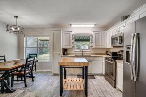 Granbury Cottage, Steps to Lake & Dock!