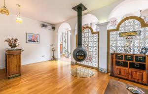 Maisons de vacances Beautiful Home In Saint-Cyr-Sur-Loire : photos des chambres
