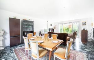 Maisons de vacances Awesome Home In La Frette-Sur-Seine : photos des chambres