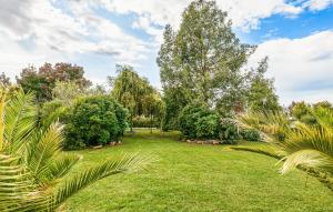 Maisons de vacances Beautiful Home In Saint-Cyr-Sur-Loire : photos des chambres